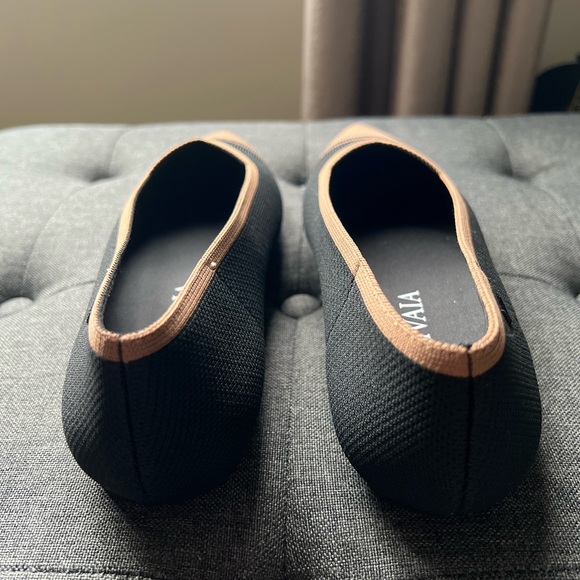 VIVAIA Pointed-Toe V-Cut Flats - Picture 5 of 9